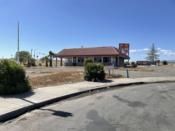 Freestanding Freeway Visible Restaurant + Equipment : 25014 W Dorris Ave, Coalinga, CA 93210